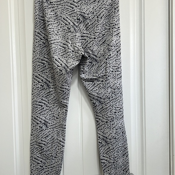 LYSSE LEGGINGS, EUC, XS, buttery soft fabric with extra compression at waist - Picture 6 of 10